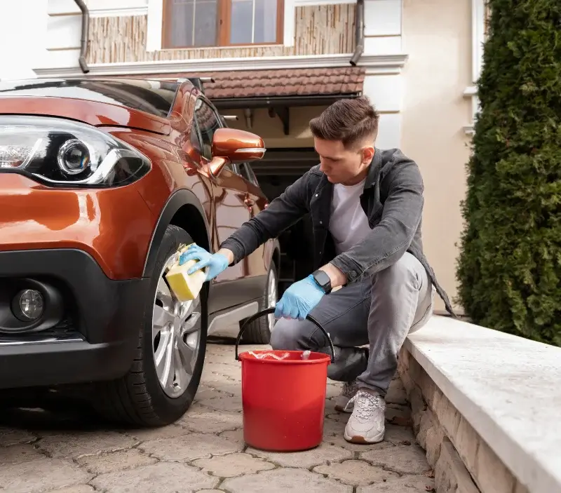 Lavage auto à domicile Thiers-sur-Thève : professionnel intervenant sur un véhicule